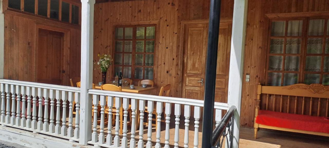 Guest House Lailashi Surmushi Exteriör bild